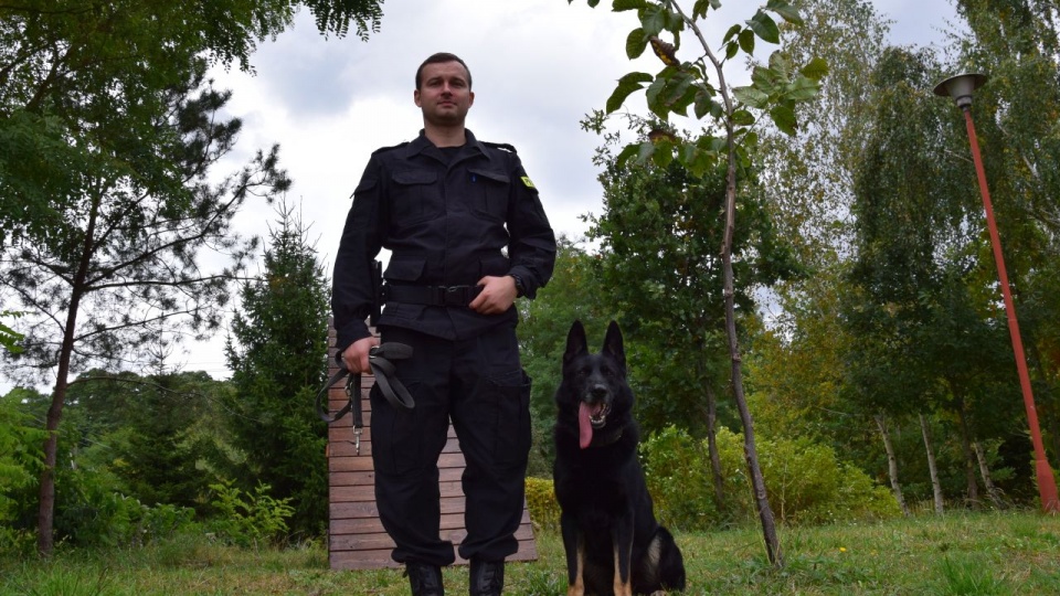 Starszy sierżant Mateusz Garbaciak i owczarek niemiecki "Oro". Fot. Komenda Powiatowa Policji w Policach