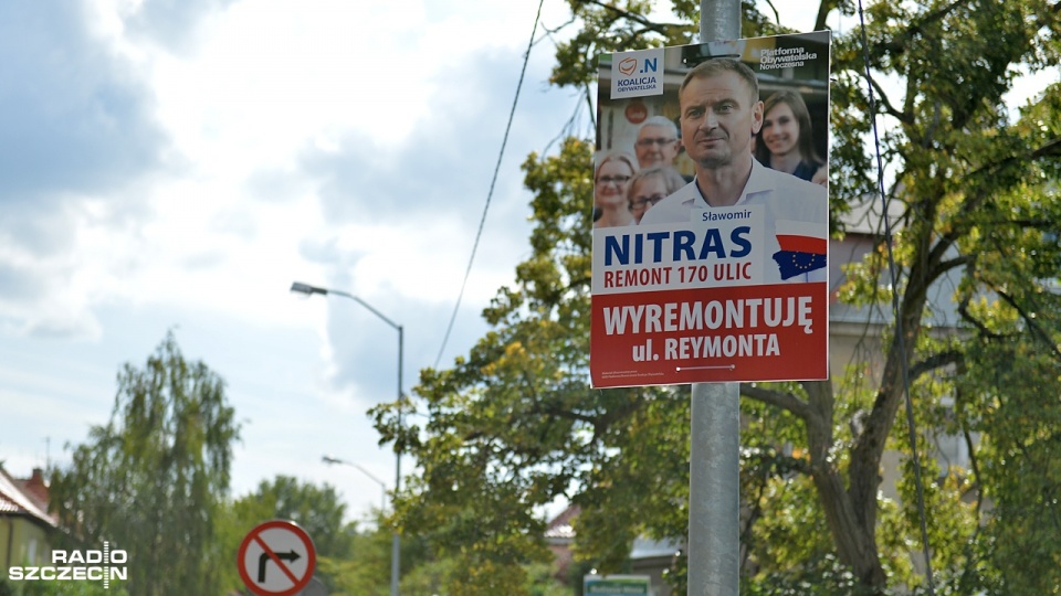 Nielegalne plakaty wyborcze Sławomira Nitrasa na latarniach. Fot. Łukasz Szełemej [Radio Szczecin]