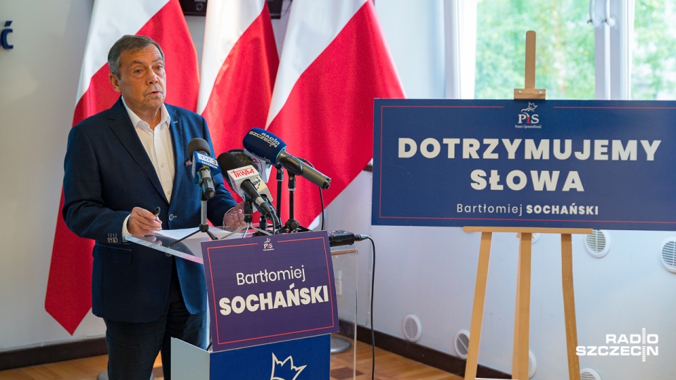 Musimy rozpocząć mądre projektowanie dróg w Szczecinie i wokół miasta. Inaczej grozi nam paraliż komunikacyjny - mówił dziś na konferencji prasowej kandydat na prezydenta Szczecina Bartłomiej Sochański. Fot. Robert Stachnik [Radio Szczecin]
