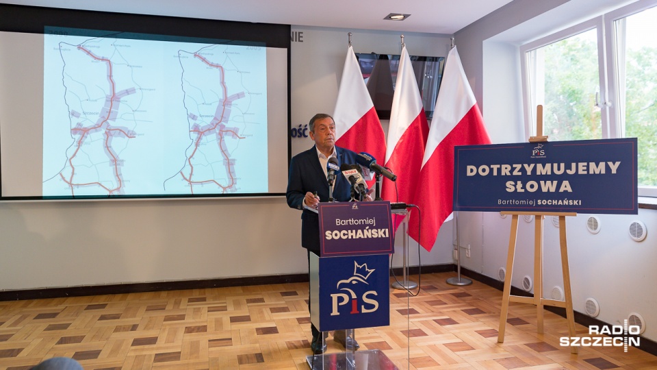 Szczecinowi grozi zapaść komunikacyjna - alarmuje kandydat na prezydenta miasta Bartłomiej Sochanski, którego popiera Prawo i Sprawiedliwość. Fot. Robert Stachnik [Radio Szczecin]