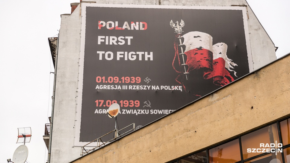W zdaniu "Poland first to fight" przestawione zostały dwie ostatnie litery. Fot. Robert Stachnik [Radio Szczecin]