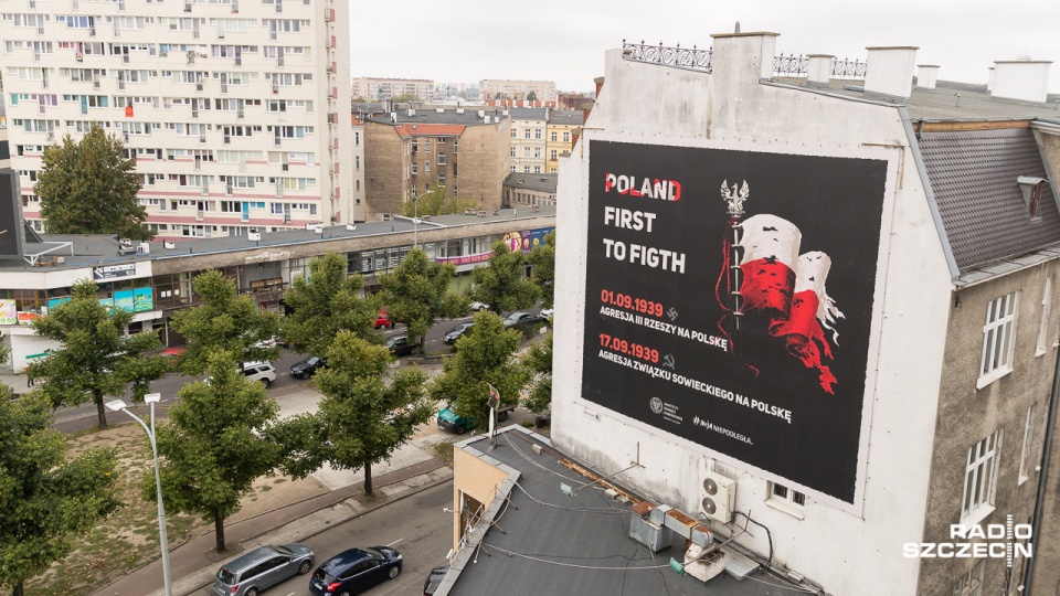 W zdaniu "Poland first to fight" przestawione zostały dwie ostatnie litery. Fot. Robert Stachnik [Radio Szczecin]