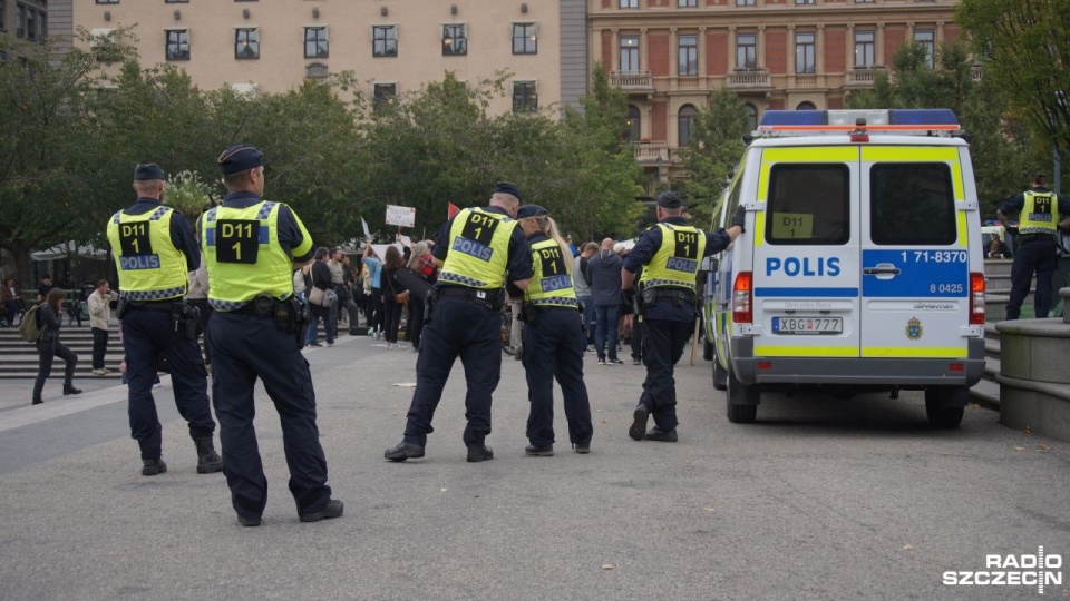 Wiec zorganizowany przez partię Alternatywa dla Szwecji, zgromadził około 300 osób. Wystąpienia polityków tego ugrupowania próbowało zakłócić około 60 kontrdemonstrantów. Fot. Przemysław Gołyński [Radio Szczecin]