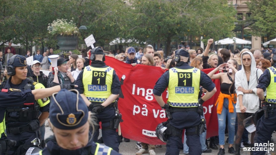 Wiec zorganizowany przez partię Alternatywa dla Szwecji, zgromadził około 300 osób. Wystąpienia polityków tego ugrupowania próbowało zakłócić około 60 kontrdemonstrantów. Fot. Przemysław Gołyński [Radio Szczecin]