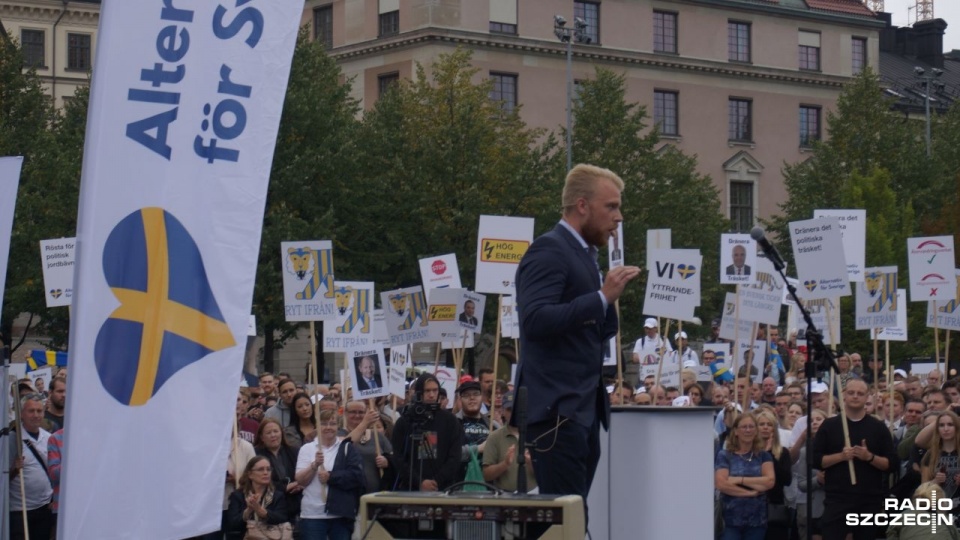 - Chcemy, by wyjechali z tego kraju. Problemem jest również cały skorumpowany polityczny establishement, który doprowadził do sytuacji w jakiej ten kraj się dzisiaj znajduje - powiedział Radiu Szczecin lider Alternatywy dla Szwecji, Gustav Kasselstrand, d