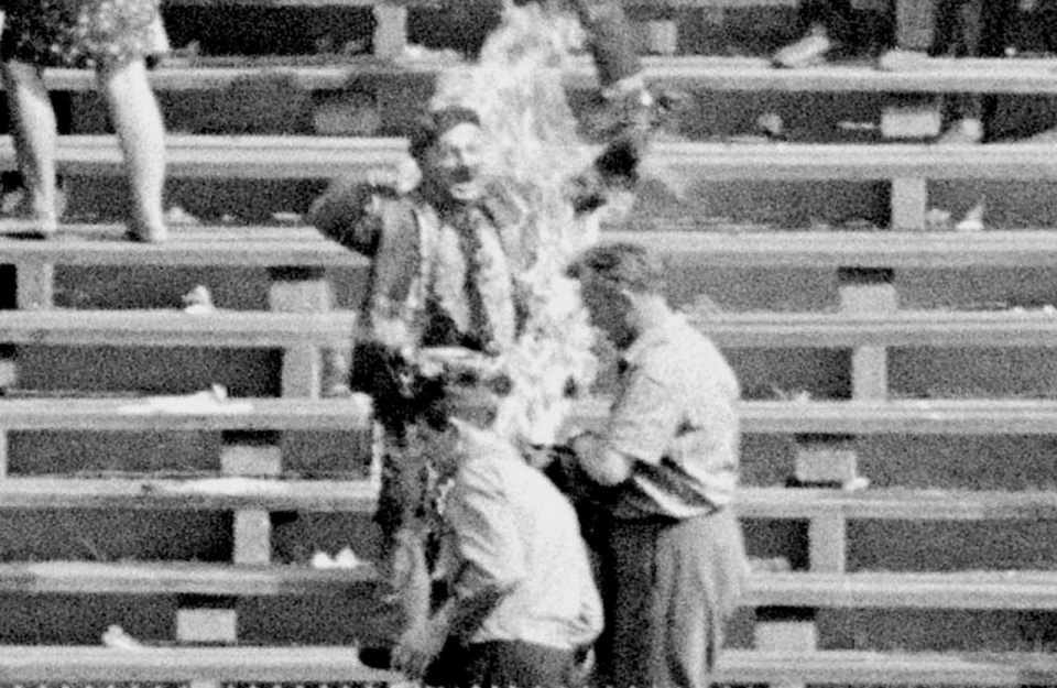 50 lat temu podczas ogólnopolskich dożynek na stadionie Stadionie Dziesięciolecia w Warszawie samospalenia dokonał Ryszard Siwiec. Fot. pl.wikipedia.org/wiki