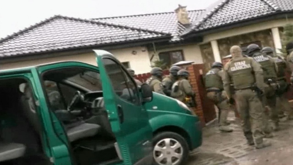 Przemyt na tak dużą skalę był możliwy dzięki pomocy skorumpowanych funkcjonariuszy Straży Granicznej, którzy w zamian za korzyści majątkowe w wysokości od 5 tysięcy złotych do 10 tysięcy złotych przekazywali członkom grupy informacje o rozmieszczeniu patr