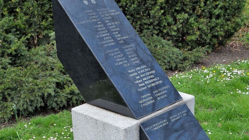 źródło: https://pl.wikipedia.org/wiki/Plik:Pomnik_Polak%C3%B3w_-_Ofiar_Ataku_Terrorystycznego_z_11_wrze%C5%9Bnia_2001_Park_Skaryszewski_w_Warszawie.JPG