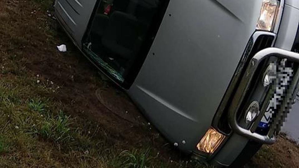 Ok. godziny 10 w Szczecinie samochód osobowy dachował na ul. Zwierzynieckiej przed skrzyżowaniem z Kurzą. źródło: Facebook Grupa Suszą! Szczecin / Maciej Szkudlarek