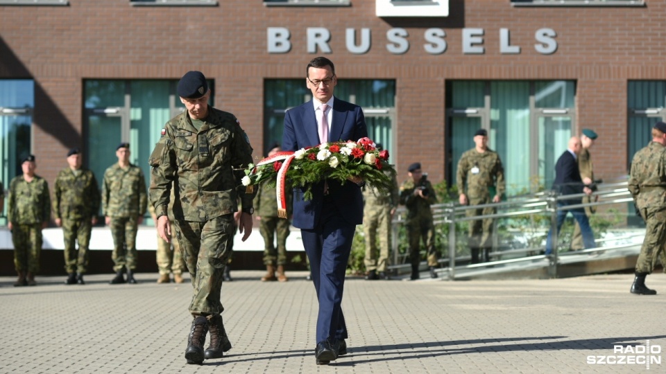 Premier Mateusz Morawiecki złożył kwiaty pod tablicą upamiętniającą między innymi żołnierza szczecińskiego Korpusu NATO poległego w Afganistanie. Fot. Kamila Kozioł [Radio Szczecin]