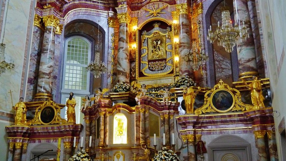 Bazylika Wniebowzięcia Najświętszej Maryi Panny w Agłonie jest największym na Łotwie sanktuarium katolickim, znanym z cudownego wizerunku Matki Boskiej nazywanej Przewodniczką z Kwiatem. Miejscowi Polacy nazywają sanktuarium "łotewską Częstochową". źródło