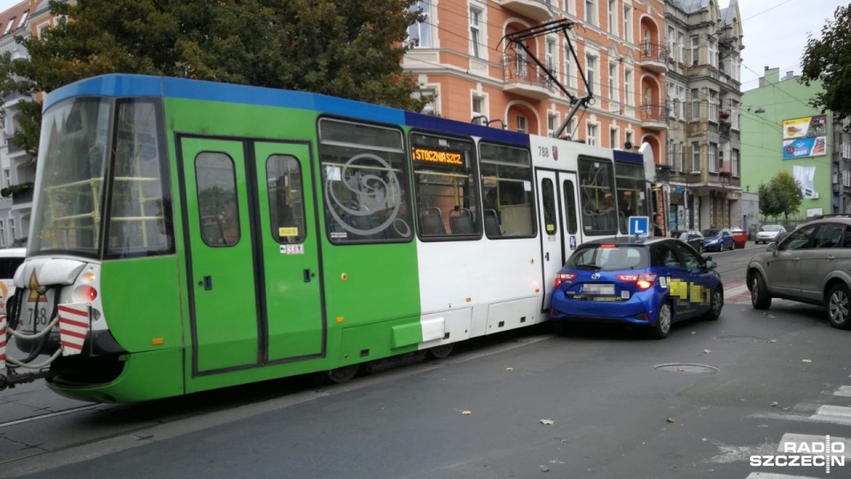 Na ulicy Jagiellońskiej przy skrzyżowaniu z Bolesława Śmiałego tramwaj nr 5 jadący w kierunku al. Piastów zderzył się z samochodem nauki jazdy. Fot. Michał Król [Radio Szczecin]