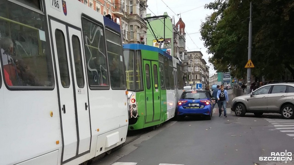 Na ulicy Jagiellońskiej przy skrzyżowaniu z Bolesława Śmiałego tramwaj nr 5 jadący w kierunku al. Piastów zderzył się z samochodem nauki jazdy. Fot. Michał Król [Radio Szczecin]