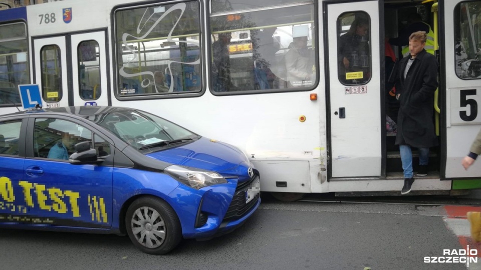 Na ulicy Jagiellońskiej przy skrzyżowaniu z Bolesława Śmiałego tramwaj nr 5 jadący w kierunku al. Piastów zderzył się z samochodem nauki jazdy. Fot. Michał Król [Radio Szczecin]