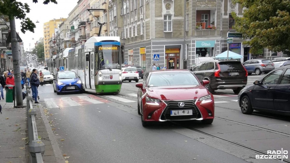 Na ulicy Jagiellońskiej przy skrzyżowaniu z Bolesława Śmiałego tramwaj nr 5 jadący w kierunku al. Piastów zderzył się z samochodem nauki jazdy. Fot. Michał Król [Radio Szczecin]