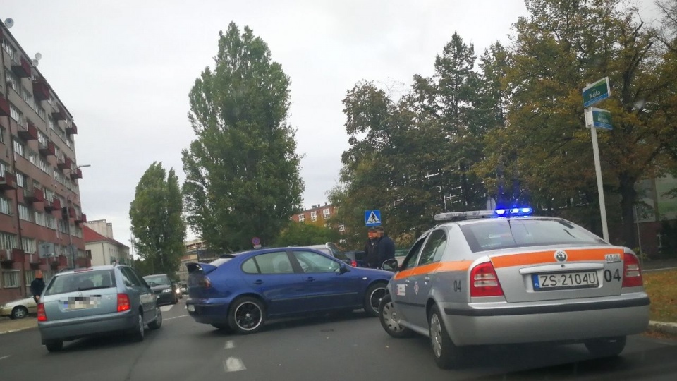 Dwa samochody zderzyły się w pobliżu skrzyżowania ulic Felczaka z Wąską. Jedna osoba z urazem głowy jest pod opieką ratowników medycznych. Skrzyżowanie jest nieprzejezdne. Fot. Jacek Mrówczyński