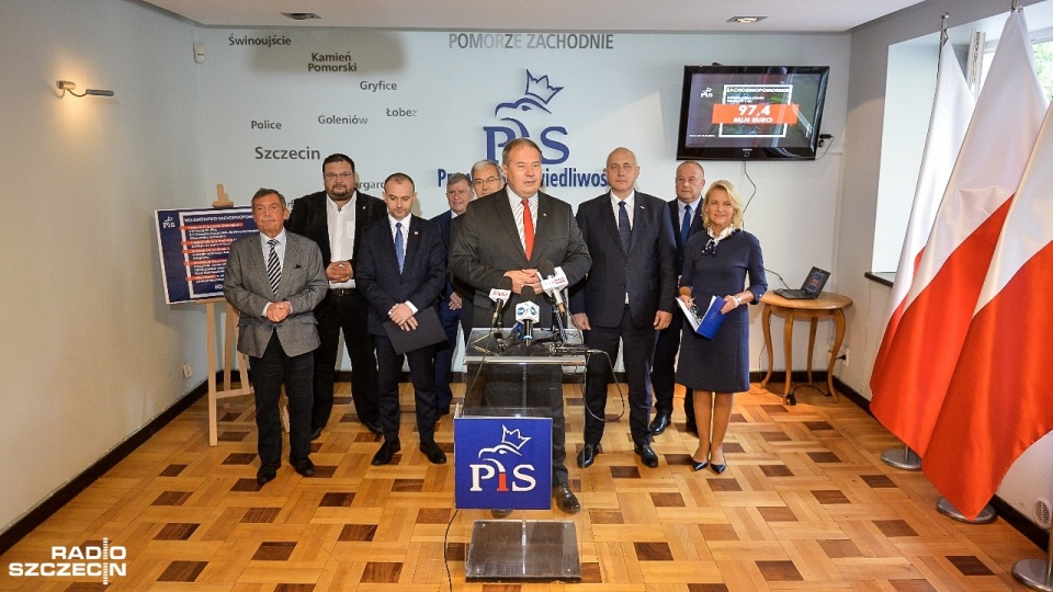 Koalicja PO-PSL w zarządzie województwa zachodniopomorskiego nie radzi sobie z wydawaniem funduszy europejskich - mówili podczas konferencji prasowej politycy Prawa i Sprawiedliwości. Fot. Łukasz Szełemej [Radio Szczecin]