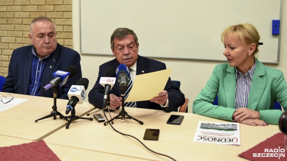We wtorek przewodniczący "Solidarności" na Pomorzu Zachodnim Mieczysław Jurek wręczył Bartłomiejowi Sochańskiemu uchwałę Zarządu Regionu, która mówi o poparciu tej kandydatury. Fot. Kamila Kozioł [Radio Szczecin]