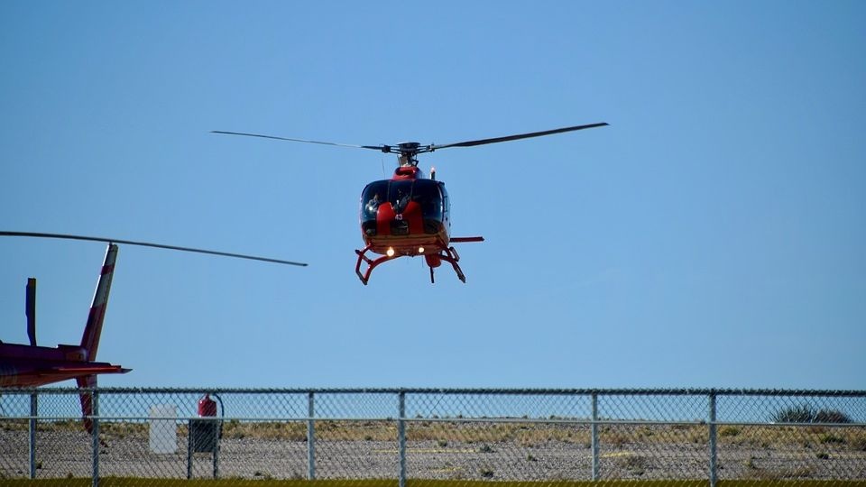 Zatrzymani pomogli zbiec gangsterowi z więzienia podczas widzenia. Zagrozili wówczas strażnikom bronią, następnie przecięli kraty i uciekli śmigłowcem. Helikopter uprowadzili wcześniej ze szkoły pilotażu, terroryzując pilota. źródło: https://pixabay.com/p