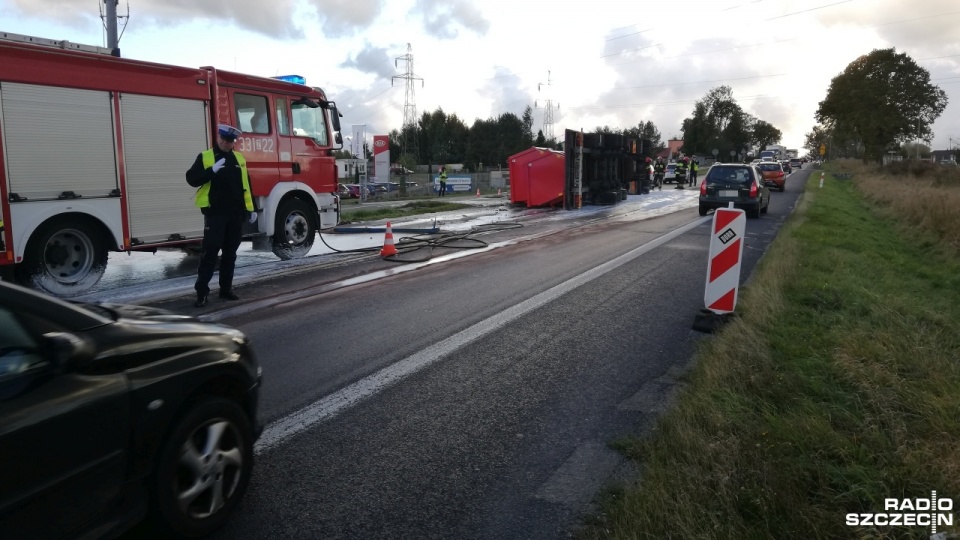 Ciężarówka przewożąca materiały budowlane przewróciła się na jezdnię na drodze krajowej nr 6. Fot. Adam Wójcik [Radio Szczecin]