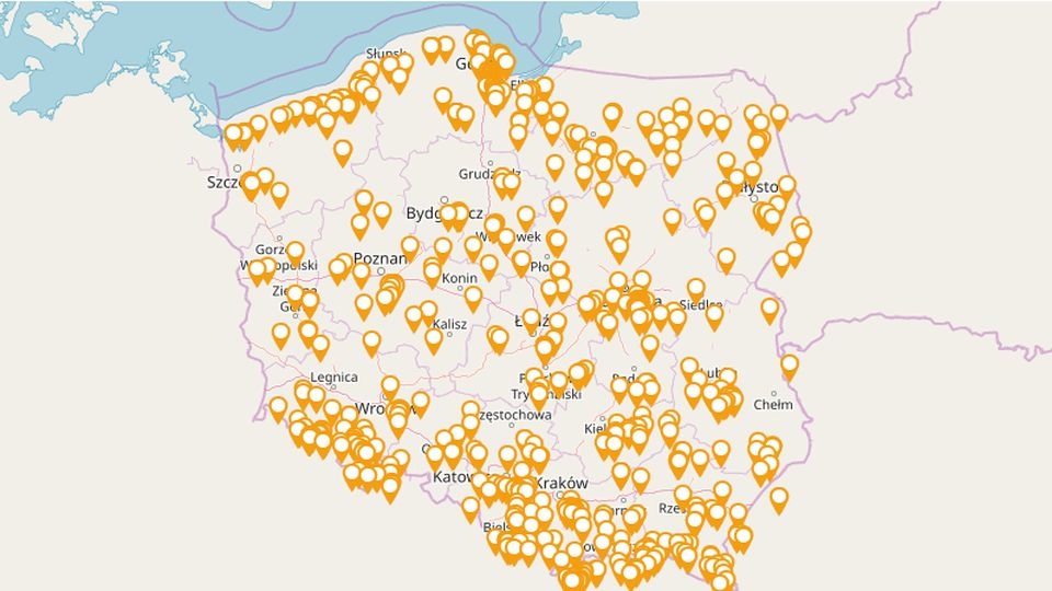 Do akcji włączyło się prawie 100 obiektów w województwie zachodniopomorskim. To głównie hotele i pensjonaty, przede wszystkim nad morzem. źródło: https://polskazobaczwiecej.pl/