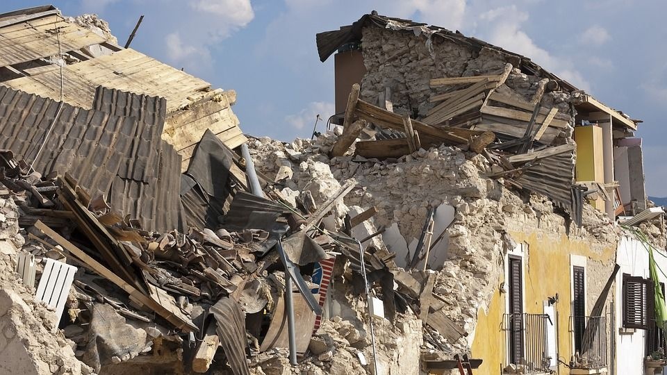 Co najmniej 5 tysięcy osób uważa się za zaginione po zeszłotygodniowym trzęsieniu ziemi na indonezyjskiej wyspie Celebes. źródło: https://pixabay.com/pl/trz%C4%99sienie-ziemi-gruz-upadek-1665891/domena publiczna