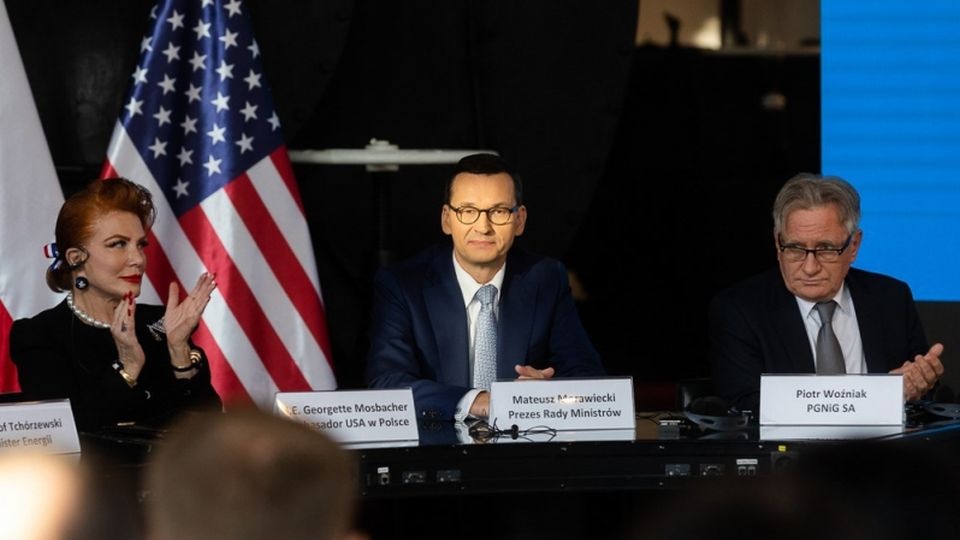 Premier Mateusz Morawiecki powiedział, że podpisanie tych umów zwiększy suwerenność i konkurencyjność energetyczną naszego kraju. Szef rządu zwracał uwagę, że Polska nie tylko chce importować surowiec z USA, ale również zwiększa jego wydobycie w kraju. źr