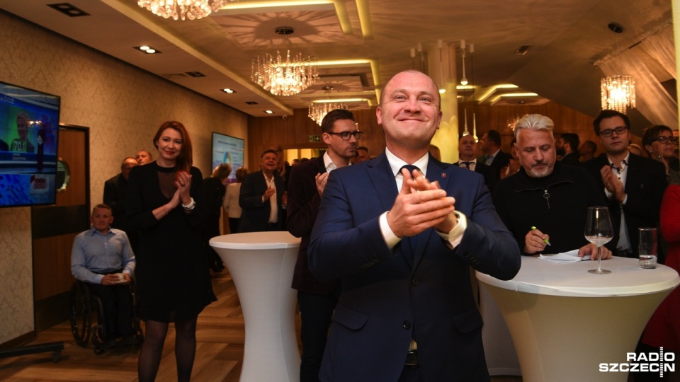 Prezydent Piotr Krzystek z największą liczbą głosów (43,1%), a Bezpartyjni z 17-procentowym poparciem w wyborach do Sejmiku, i 25-procentowym poparciem w szczecińskiej Radzie Miasta - tak wynika z sondażu exit poll autorstwa Pracowni Analiz Obywatelskich.