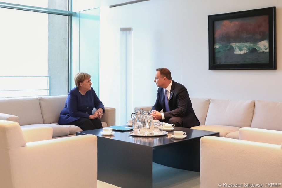 Wbrew wcześniejszym planom, Angela Merkel i Andrzej Duda rozmawiali nie w szerokim gronie dyplomatów, ale "w cztery oczy" w gabinecie niemieckiej kanclerz. Fot. twitter.com/prezydentpl