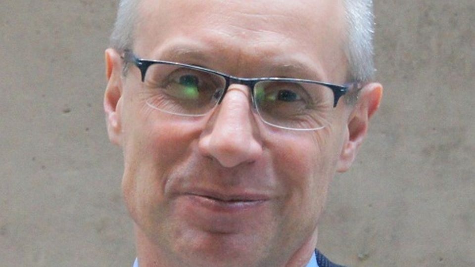 Prof. Paweł Machcewicz przebywał w Göteborgu na zaproszenie tamtejszego uniwersytetu, gdzie wygłosił wykład na temat wolności w polskich instytucjach kultury. źródło: https://pl.wikipedia.org/wiki/Pawe%C5%82_Machcewicz