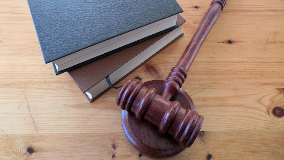Fot. źródło: pixabay.com/pl/młotek-książki-prawa-sąd-prawnik-620011/