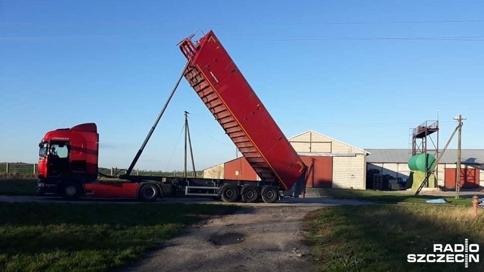 Tir zaczepił naczepą o linię wysokiego napięcia. Fot. Przemysław Polanin [Radio Szczecin]