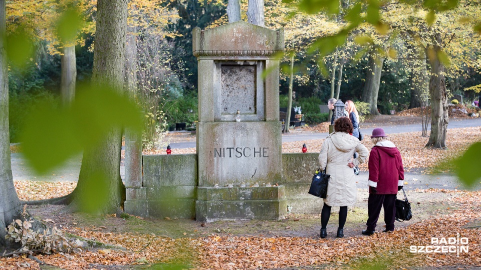 Niemieckie nagrobki na Cmentarzu Centralnym w Szczecinie. Fot. Robert Stachnik [Radio Szczecin]