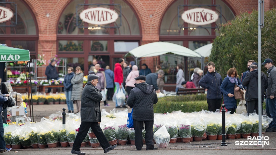 Sprzedaż kwiatów i zniczy przy bramie głównej Cmentarza Centalnego. Fot. Robert Stachnik [Radio Szczecin]