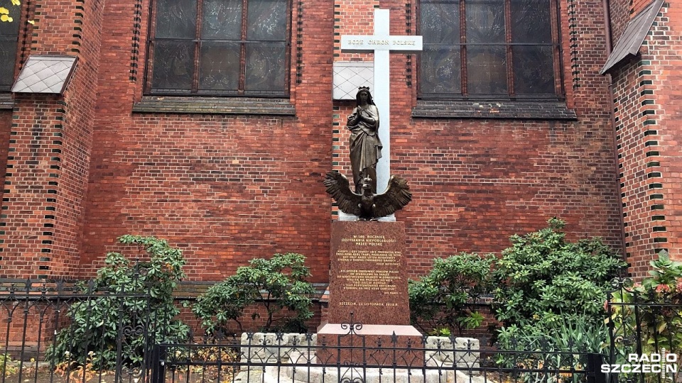 Pomnik „Boże chroń Polskę” przy Bazylice św. Jana Chrzciciela w Szczecinie. Fot. Piotr Kołodziejski [Radio Szczecin]