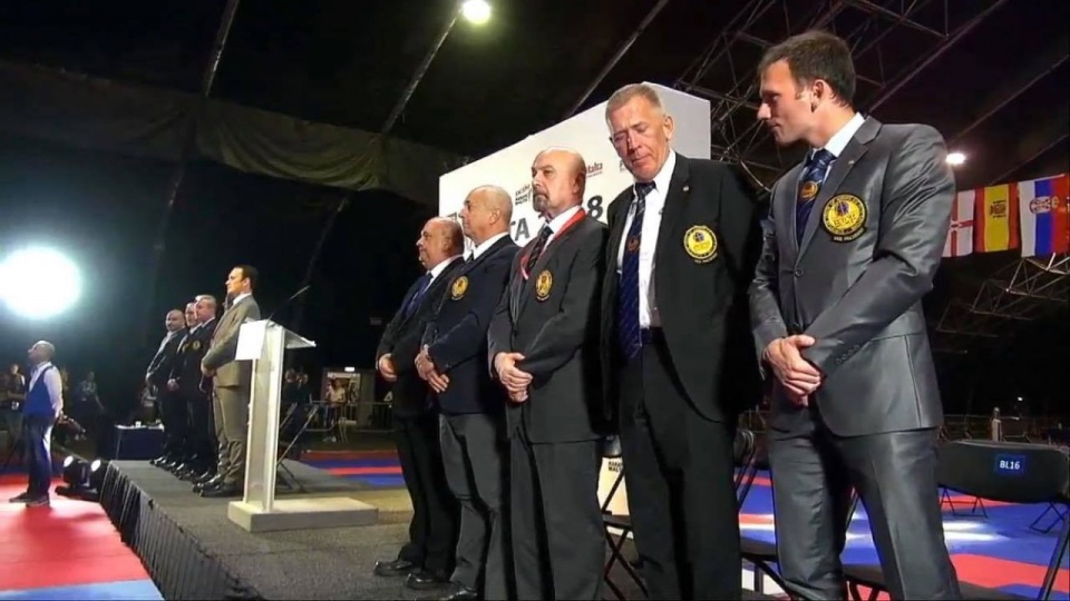 Paweł Bombolewski (pierwszy z prawej) na Ceremonii Otwarcia ME 2018 zasiadł na podium VIP, jako świeżo wybrany V-ce Prezydent EUKF. źródło: Klub Karate Bushikan
