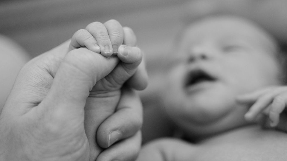 Stan pobitego 10-miesięcznego chłopca jest stabilny. Dziecko przebywa w Uniwersyteckim Szpitalu Klinicznym w Opolu, jest częściowo wybudzone i odłączone od respiratora - oddycha samodzielnie. https://pixabay.com/pl/1271742/ domena publiczna