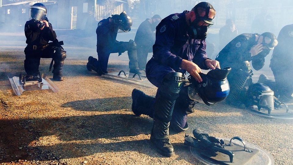 Rząd zmobilizował dzisiaj dodatkowych 4 tys. żandarmów i oddziałów prewencji. Właśnie w Owernii użyły one gazu łzawiącego do pacyfikacji tłumów. źródło: https://pixabay.com/pl/2530529/ domena publiczna