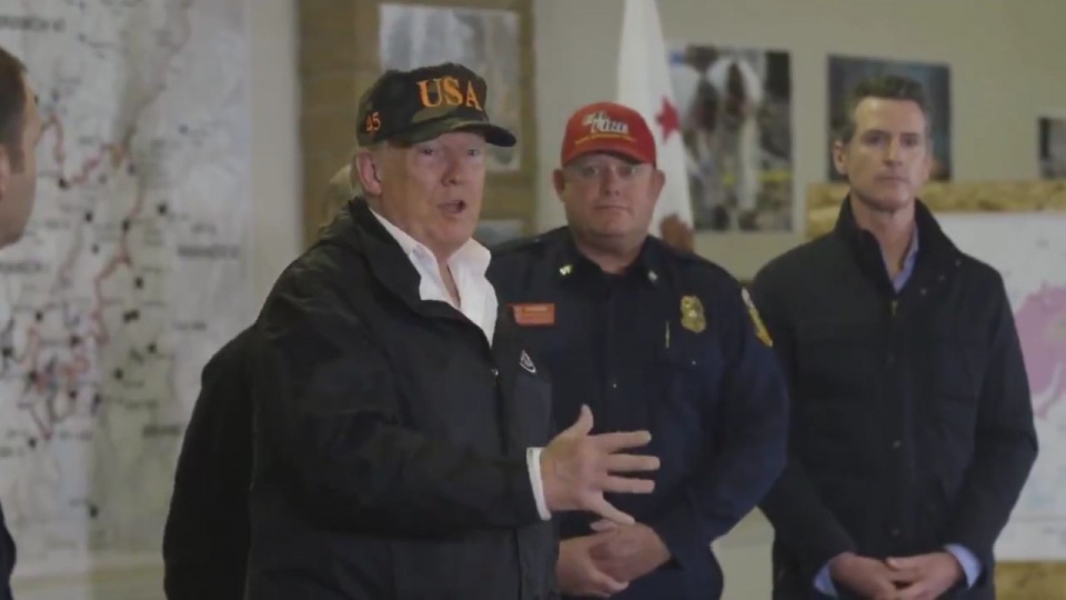 Prezydent Donald Trump był wstrząśnięty tym, co zastał na miejscu. Spotkał się z poszkodowanymi, a następnie z przedstawicielami służ ratowniczych, którzy wciąż gaszą pożar oraz przeszukują zgliszcza domów w poszukiwaniu szczątków ofiar. źródło: https://t