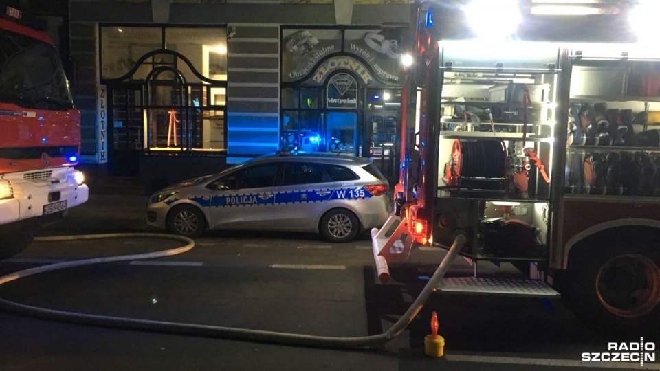 Pożar mieszkania na pierwszym piętrze jednej z kamienic na ulicy Piłsudskiego przy placu Odrodzenia w Szczecinie. Fot. Jacek Rujna [Radio Szczecin]