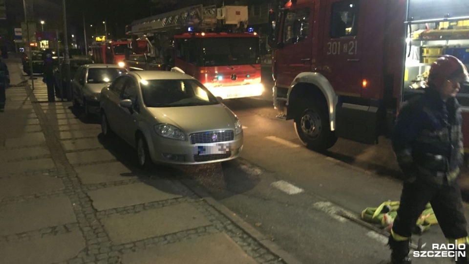 Pożar mieszkania na pierwszym piętrze jednej z kamienic na ulicy Piłsudskiego przy placu Odrodzenia w Szczecinie.Fot. Jacek Rujna [Radio Szczecin]