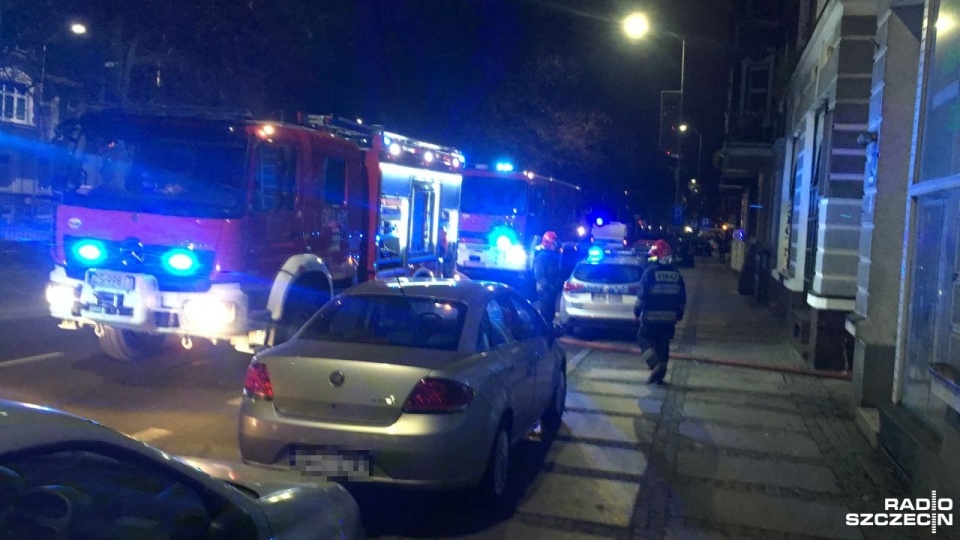 Pożar mieszkania na pierwszym piętrze jednej z kamienic na ulicy Piłsudskiego przy placu Odrodzenia w Szczecinie.Fot. Jacek Rujna [Radio Szczecin]