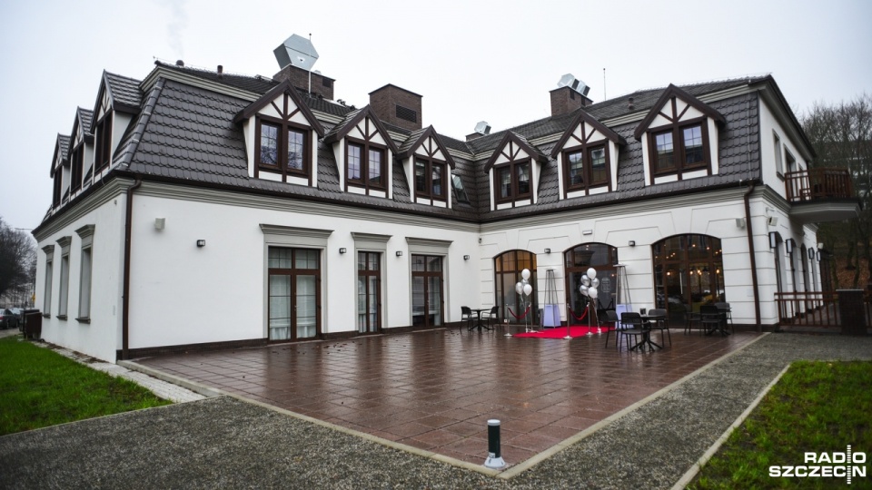 Hotel i restauracja "Rusałka" nad brzegiem jeziora w Parku Kasprowicza. Fot. Kamila Kozioł [Radio Szczecin]