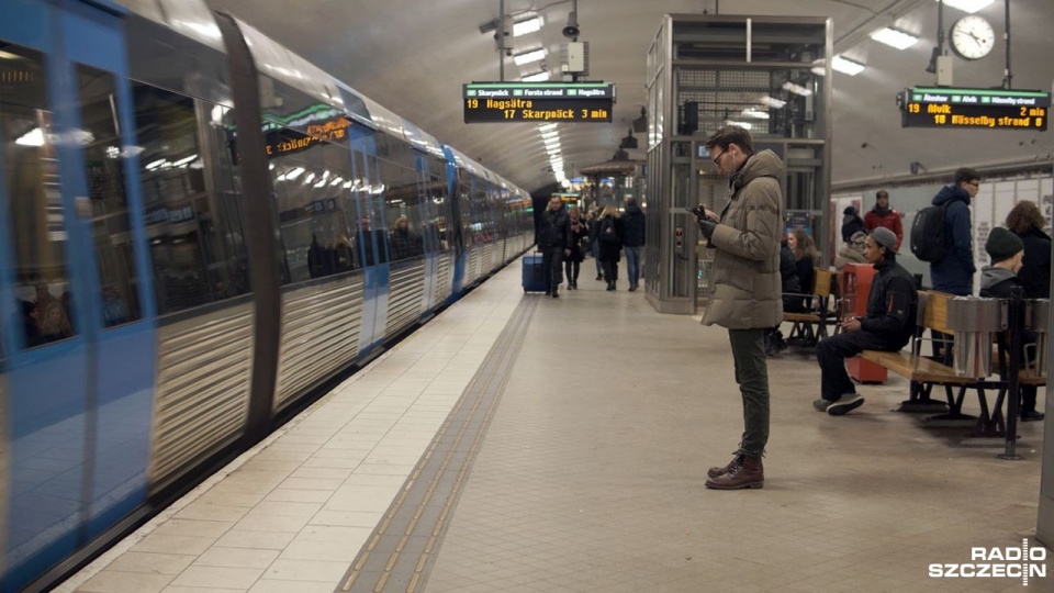 Bezpieczeństwa pasażerów podziemnej kolejki w Sztokholmie chronią - oprócz systemu monitoringu - także specjalni strażnicy. W metrze nie ma natomiast posterunków policji. Fot. Przemysław Gołyński [Radio Szczecin]