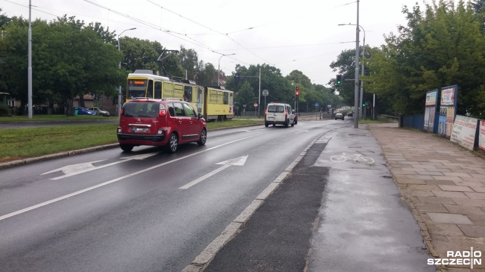 Trwają jeszcze ostatnie ustalenia, dotyczące organizacji ruchu dla prac wzdłuż al. Wojska Polskiego. Fot. Marek Borowiec [Radio Szczecin]
