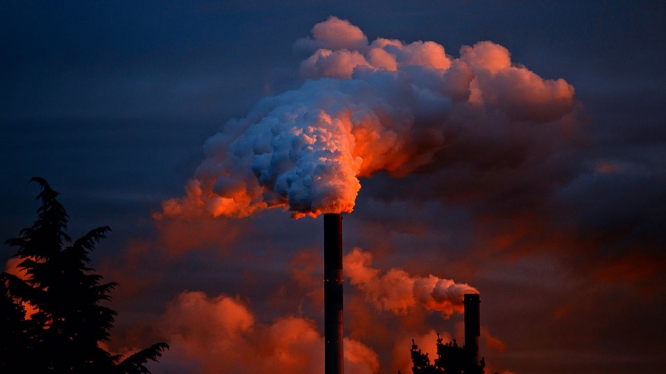 COP24 to nazwa nieformalna 24. Konferencji Stron Ramowej Konwencji Narodów Zjednoczonych w sprawie zmian klimatu. Fot. źródło: pixabay.com/pl/palić-dla-niepalących-komin-kominek.