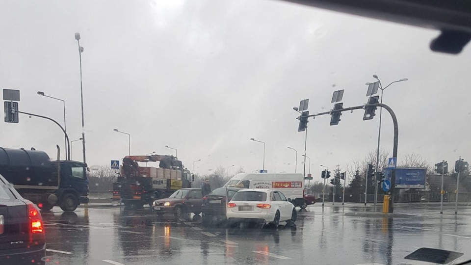 Na skrzyżowaniu ulic 26 Kwietnia z Derdowskiego zderzyły się dwa auta i tam też są kolejne problemy z przejazdem. źródło: Suszą! Szczecin