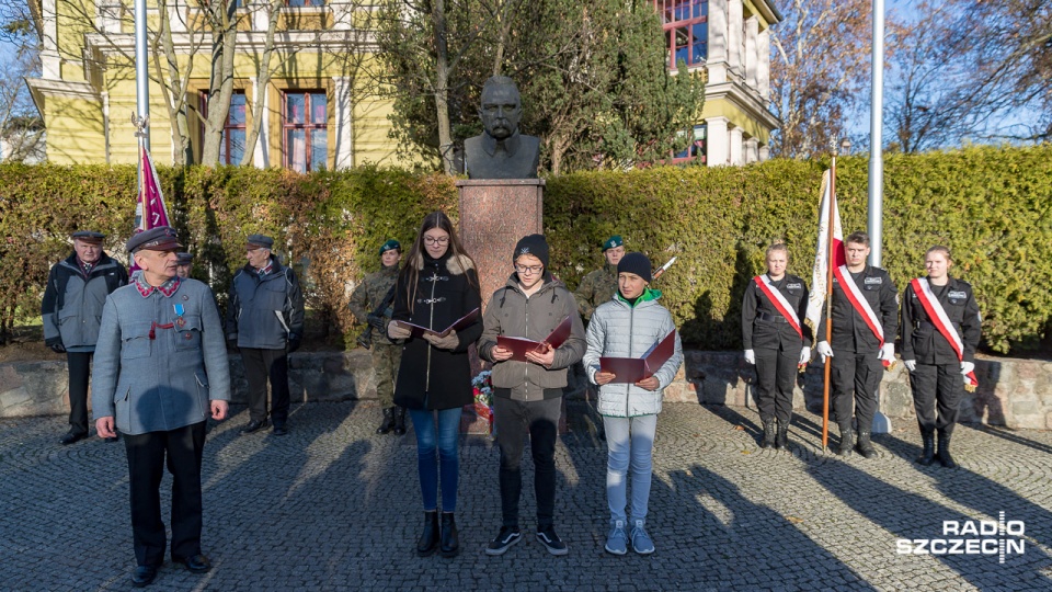 W środę z tej okazji członkowie Związku Piłsudczyków w Szczecinie złożyli kwiaty pod pomnikiem Marszałka przy placu Szarych Szeregów. Fot. Robert Stachnik [Radio Szczecin]