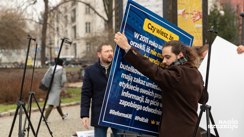 Protest działaczy partii Wolność przeciwko decyzjom narzucanym przez Unię Europejską. Fot. Robert Stachnik [Radio Szczecin]