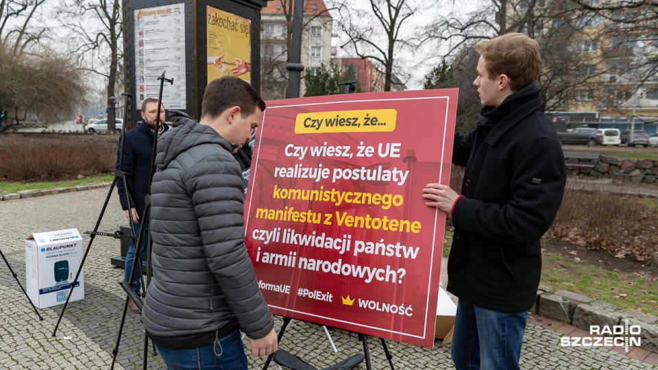 Protest działaczy partii Wolność przeciwko decyzjom narzucanym przez Unię Europejską. Fot. Robert Stachnik [Radio Szczecin]